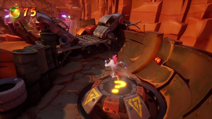 Wejście na sekretny poziom znajdziesz zaraz za terenem z metalowymi kulami - Crash 4: W drogę! solucja, opis przejścia - Crash Bandicoot 4 - poradnik, solucja