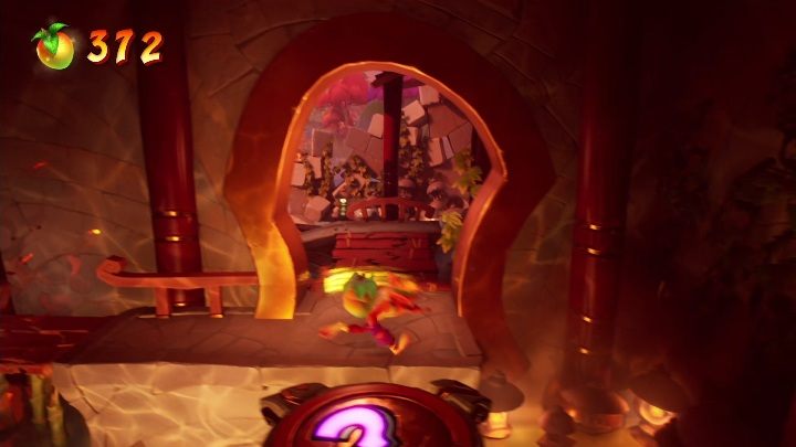 Wejście na sekretny poziom znajdziesz w małym budynku, zaraz za ogromnym zbiornikiem wodnym - Crash 4: Magiczna mieszanka - solucja, opis przejścia - Crash Bandicoot 4 - poradnik, solucja