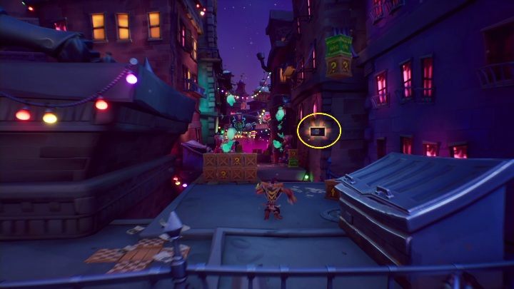 Taśmę znajdziesz koło śmietnika, przed drogą do armat - Crash 4: Poza rytmem - solucja, opis przejścia - Crash Bandicoot 4 - poradnik, solucja