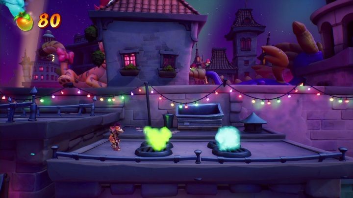 Idąc dalej unikaj muzyków, którzy strzelają ogniem oraz kominów, z których wydobywają się płomienie - Crash 4: Poza rytmem - solucja, opis przejścia - Crash Bandicoot 4 - poradnik, solucja