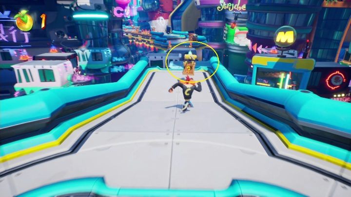 Już na starcie zauważysz roboty, które służą do przenoszenia skrzynek - Crash 4: Bieg po przekąski - solucja, opis przejścia - Crash Bandicoot 4 - poradnik, solucja