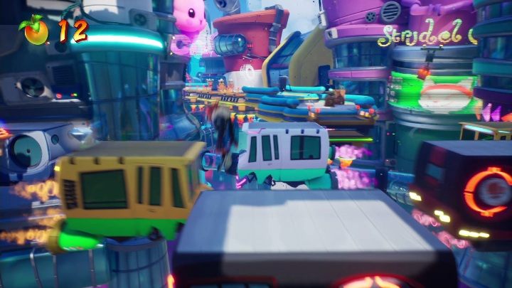 Kierując się dalej musisz przeskoczyć po autach - Crash 4: Bieg po przekąski - solucja, opis przejścia - Crash Bandicoot 4 - poradnik, solucja