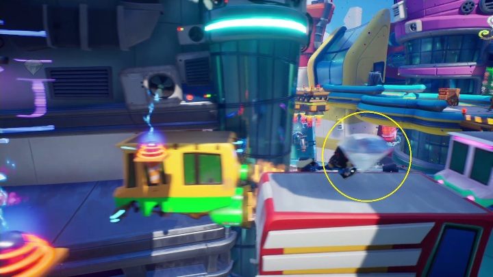 Ukryty diament znajdziesz na samym początku etapu, podczas pierwszego skoku po autach - Crash 4: Bieg po przekąski - solucja, opis przejścia - Crash Bandicoot 4 - poradnik, solucja