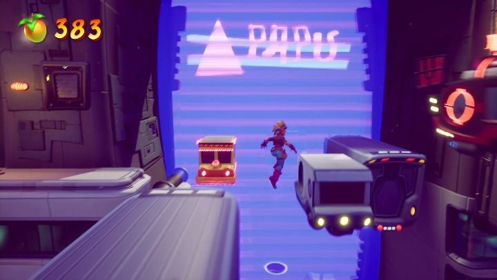 Aby dostać się do kolejnej poręczy musisz przeskoczyć po autach - Crash 4: Godzina szczytu - solucja, opis przejścia - Crash Bandicoot 4 - poradnik, solucja