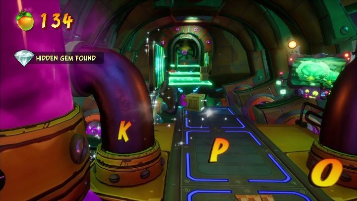 Ukryty diament znajdziesz za wielką rurą, znajdującą się po lewej stronie ekranu - Crash 4: Diamenty - gdzie znaleźć, lokalizacja - Crash Bandicoot 4 - poradnik, solucja