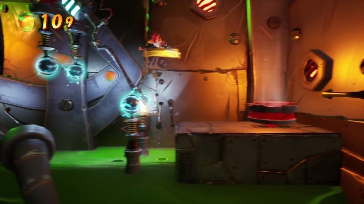 Potem wystarczy jedynie ominąć prąd i dostaniesz się do czerwonej części etapu - Crash 4: Sekretny etap - jak odblokować? - Crash Bandicoot 4 - poradnik, solucja