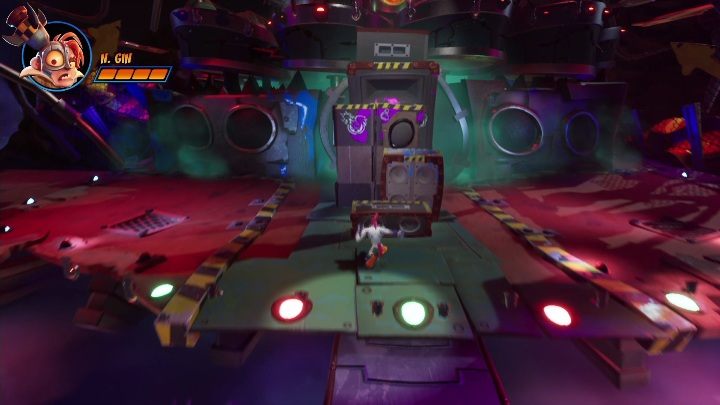 Po zbiciu wszystkich trzech części musisz podbiec do głównego przeciwnika i uderzyć go prosto w czerwony punkt - Crash 4: N. Gin (Sceniczny Debiut) - boss, jak pokonać - Crash Bandicoot 4 - poradnik, solucja