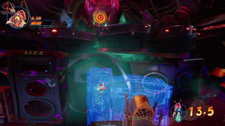 Ponownie, po zbiciu wszystkich trzech części musisz podbiec do głównego przeciwnika i uderzyć go prosto w czerwony punkt - Crash 4: N. Gin (Sceniczny Debiut) - boss, jak pokonać - Crash Bandicoot 4 - poradnik, solucja