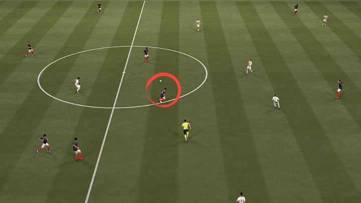 Krótkie podania po ziemi wykonuj zawsze z odpowiednią siłą i precyzją, a także zwracając się w kierunku zawodnika do którego podanie to jest adresowane - FIFA 21: Podania - FIFA 21 - poradnik do gry