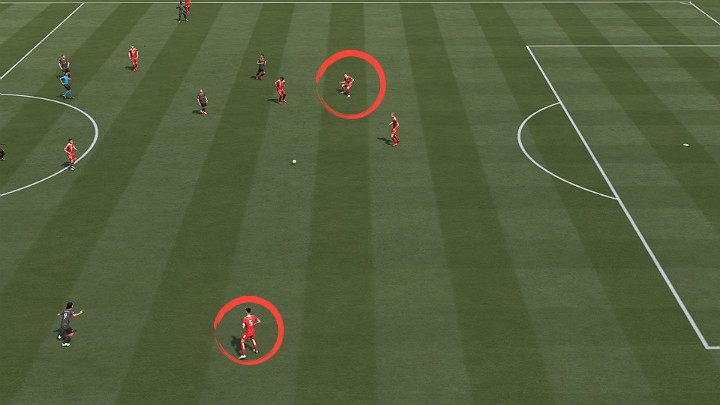 Na powyższym obrazku można zauważyć, że prawa strona boiska została mocno zagęszczona przez zawodników drużyny przeciwnej co utrudnia wyprowadzenie futbolówki spod własnego pola karnego - FIFA 21: Podania - FIFA 21 - poradnik do gry