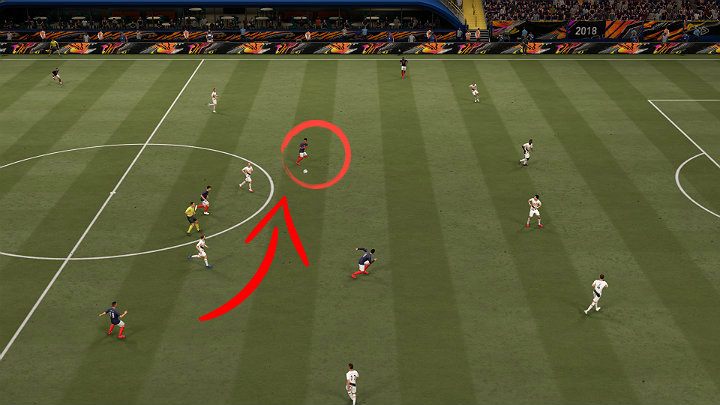 Analizując sytuację z powyższego obrazka można stwierdzić, że gdyby boczny pomocnik spróbował podać futbolówkę po ziemi do piłkarza wbiegającego do środka pola zostałaby ona przejęta przez któregoś z zawodników drużyny przeciwnej - FIFA 21: Podania - FIFA 21 - poradnik do gry