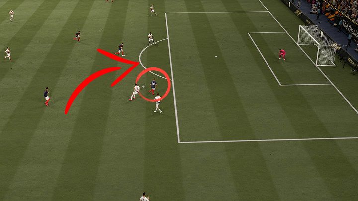 W trakcie wykonywania podania prostopadłego po ziemi należy pamiętać o tym, by siła z którą kopniesz futbolówkę nie była zbyt duża, bo zawodnik nie zdoła do niej dobiec - FIFA 21: Podania - FIFA 21 - poradnik do gry