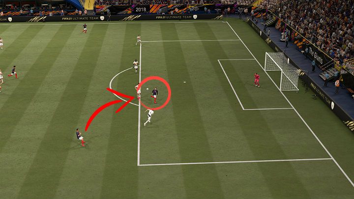 Podanie prostopadłe górą przydaje się przede wszystkim do wykonania zagrania przed lub w pole karne na wbiegającego zawodnika, by wypracować sytuację sam na sam z bramkarzem - FIFA 21: Podania - FIFA 21 - poradnik do gry