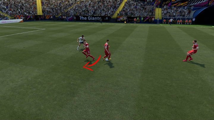 Podanie piętką może zostać także użyte w ataku jednak musisz pamiętać o tym, że Twój zawodnik musi być ustawiony plecami w kierunku podania, tak jak na powyższym obrazku - FIFA 21: Podania - FIFA 21 - poradnik do gry