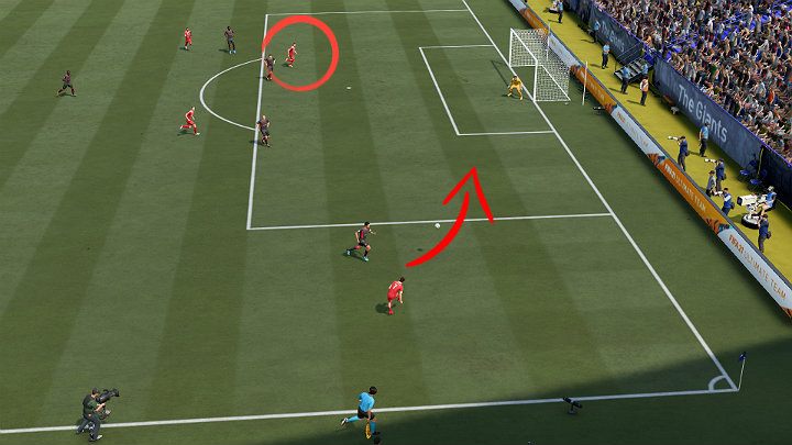 Przed wykonaniem dośrodkowania piłki w pole karne przeciwnika upewnij się, że któryś z Twoich zawodników uwolnił się spod opieki obrońców i wbiega w pole karne, by mieć możliwość zakończenia akcji strzałem na bramkę - FIFA 21: Dośrodkowania - FIFA 21 - poradnik do gry