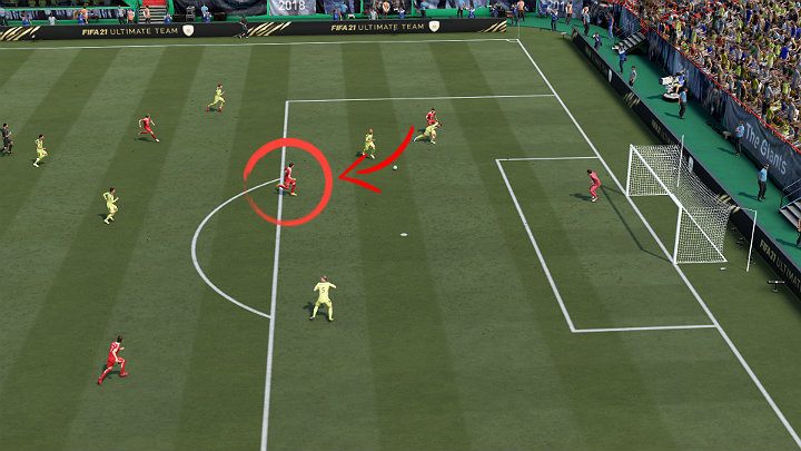 Powyższy obrazek ilustruje sytuację w której jeden z zawodników atakujących zszedł ze skrzydła w głąb pola karnego i został zaatakowany przez obrońcę - FIFA 21: Dośrodkowania - FIFA 21 - poradnik do gry