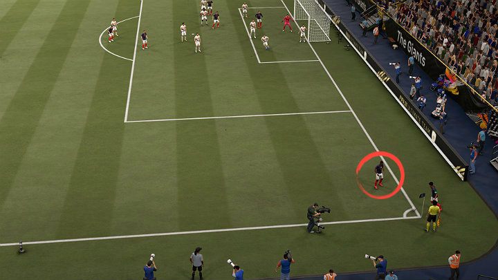 Na powyższym obrazku można zauważyć, że zawodnik wykonujący rzut rożny wezwał do pomocy kolegę z zespołu (domyślnie R1/LB) - FIFA 21: Stałe fragmenty gry - FIFA 21 - poradnik do gry