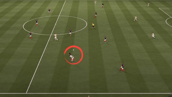 Na powyższym obrazku można zauważyć sytuację w której zawodnik w niebieskiej koszulce przyblokował ciałem swojego przeciwnika i wywalczył sobie lepszą pozycję do zbicia piłki w kierunku któregoś z dwóch pomocników - FIFA 21: Atak pozycyjny i kontra - FIFA 21 - poradnik do gry