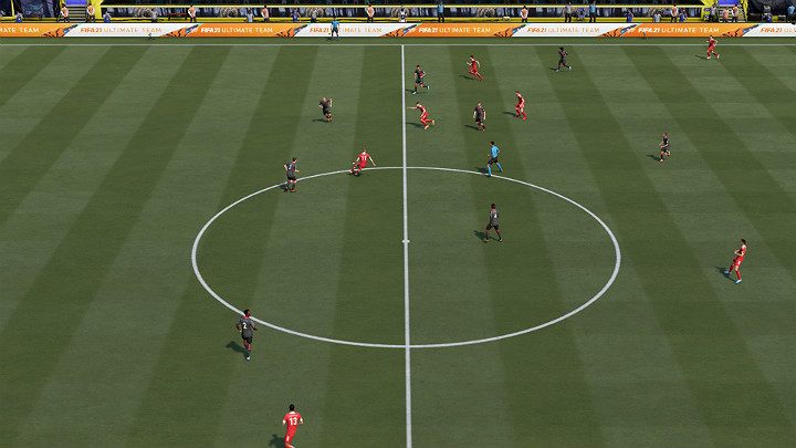 Gra z klepki to bardzo skuteczny sposób na rozbicie defensywy przeciwnika poprzez wykonywanie szybkich i krótkich podań na małej przestrzeni - FIFA 21: Atak pozycyjny i kontra - FIFA 21 - poradnik do gry