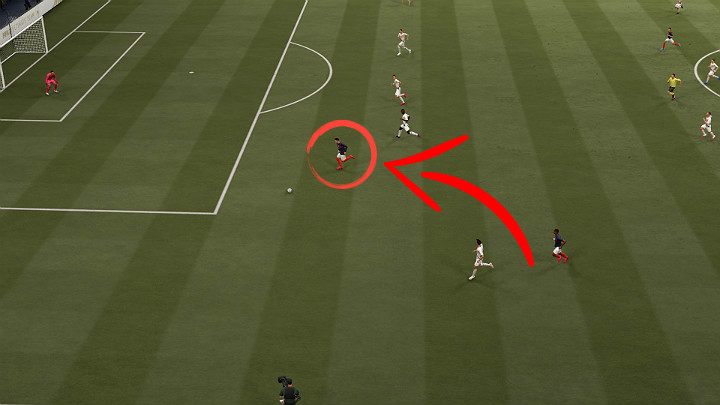 Na powyższym obrazku można zauważyć sytuację w której skrzydłowy i napastnik kilkoma szybkimi podaniami z pierwszej piłki rozbili obronę przeciwnika pozostawiając olbrzymią lukę pomiędzy środkowymi obrońcami i bocznym obrońcą - FIFA 21: Atak pozycyjny i kontra - FIFA 21 - poradnik do gry