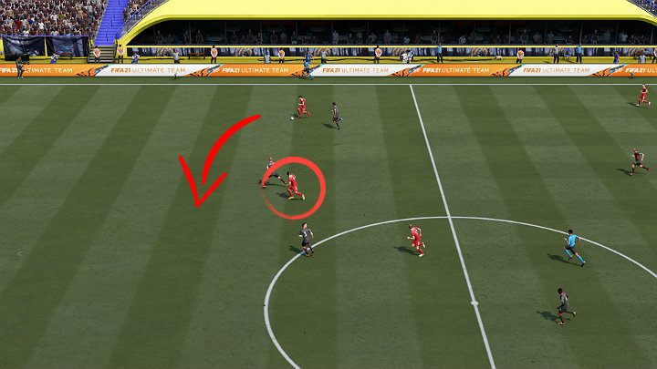 Drugim sposobem wyprowadzenia skutecznej kontry w grze FIFA 21 jest rozegranie futbolówki środkiem boiska poprzez wyprowadzenie jednego długiego podania prostopadłego (górą lub po murawie) na wbiegającego zawodnika, który będzie mieć szansę na wykończenie akcji strzałem na bramkę - FIFA 21: Atak pozycyjny i kontra - FIFA 21 - poradnik do gry
