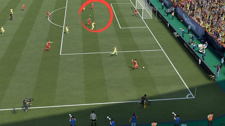 Powyższy obrazek przedstawia sytuację w której jeden z zawodników ma dogodną sytuację do wykonania dośrodkowania w pole karne - FIFA 21: Zakończenie akcji - FIFA 21 - poradnik do gry