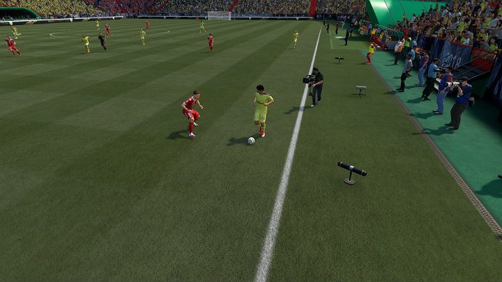 Ruch ten nie tylko pomaga Ci w sytuacji sam na sam z zawodnikiem drużyny przeciwnej, ale również pomaga w obronie i przewidywaniu podań rozgrywanych przez drużynę przeciwnika, a tym samym ułatwia przechwyt futbolówki - FIFA 21: Defensywa - techniki zaawansowane - FIFA 21 - poradnik do gry