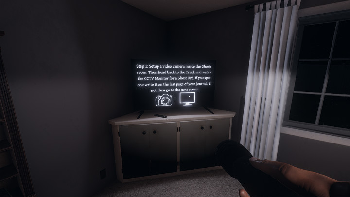 W salonie zobaczysz włączony telewizor - przewiń wszystkie slajdy, by dowiedzieć się co robić, a następnie spróbuj zdobyć 3 dowody, które pomogą Ci odkryć jaki typ ducha nawiedza ten budynek - Phasmophobia: Trening - jak ukończyć? - Phasmophobia - poradnik do gry