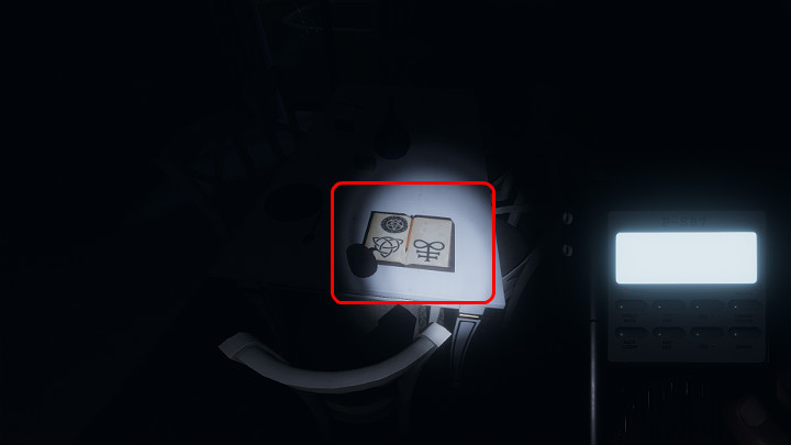 Spirit Box to specjalistyczne urządzenie służące do przechwytywania częstotliwości radiowych, które pozwalają na rozmowę z duchami i zadawanie im pytań - Phasmophobia: Trening - jak ukończyć? - Phasmophobia - poradnik do gry