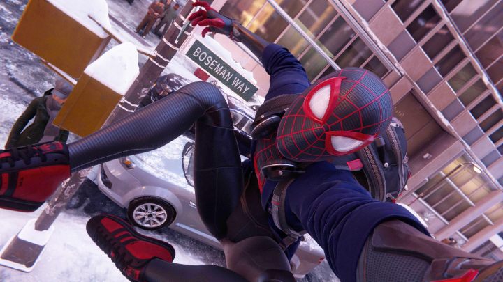 Po ukończeniu głównej fabuły, podczas napisów końcowych, twórcy gry oddają hołd zmarłemu w 2020r Chadwickowi Bosemanowi - Spider-Man Miles Morales: Easter eggi - Spider-Man Miles Morales - poradnik, solucja