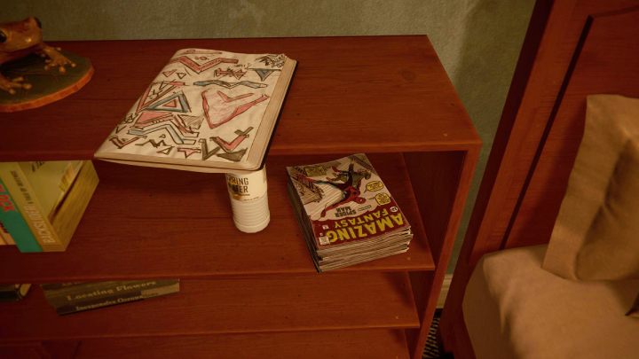 W sypialni Milesa, obok łóżka na półce, leży Amazing Fantasy #15 z 1962r - Spider-Man Miles Morales: Easter eggi - Spider-Man Miles Morales - poradnik, solucja
