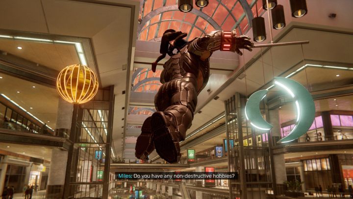 W 1 misji głównej, gdy Miles ściga Rhino po centrum hadlowym, logo Insomniac Games wisi na suficie jako instalacja świetlna - Spider-Man Miles Morales: Easter eggi - Spider-Man Miles Morales - poradnik, solucja