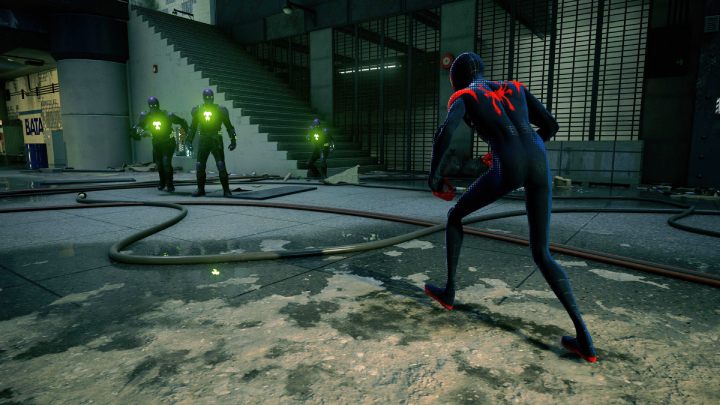 Jego kolejną sztuczką będą hologramy - Spider-Man Miles Morales: Prowler - boss, jak pokonać? - Spider-Man Miles Morales - poradnik, solucja
