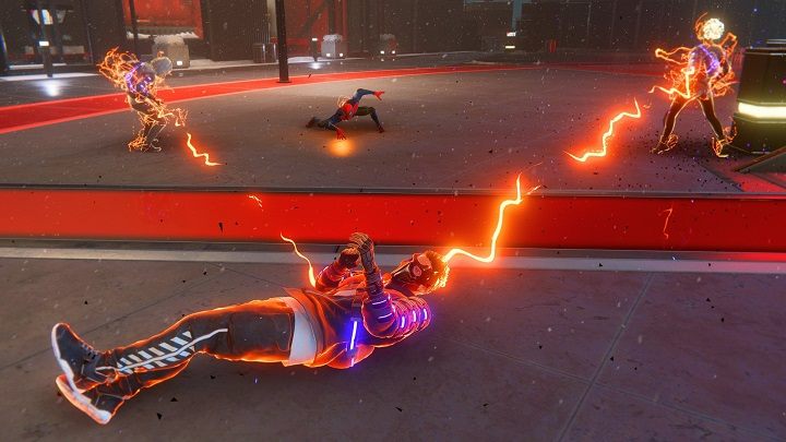 Miles zostanie zaatakowany przez jednego z włamywaczy - Spider-Man Miles Morales: Służymy miastu - solucja, opis przejścia - Spider-Man Miles Morales - poradnik, solucja