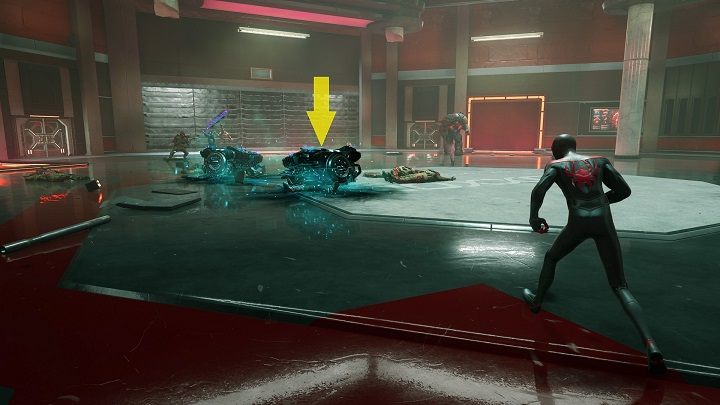 Gdy dostatecznie rozwalisz jego pancerz zacznie w ciebie rzucać wozami - Spider-Man Miles Morales: Spotkanie na szczycie - solucja, opis przejścia - Spider-Man Miles Morales - poradnik, solucja