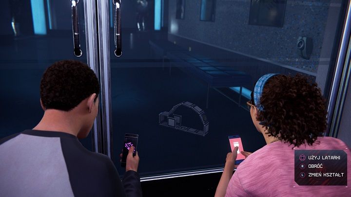 Phin wsunie połączone ze sobą dwa elementy w szparę pod drzwiami - Spider-Man Miles Morales: Jak prawdziwi naukowcy - solucja, opis przejścia - Spider-Man Miles Morales - poradnik, solucja