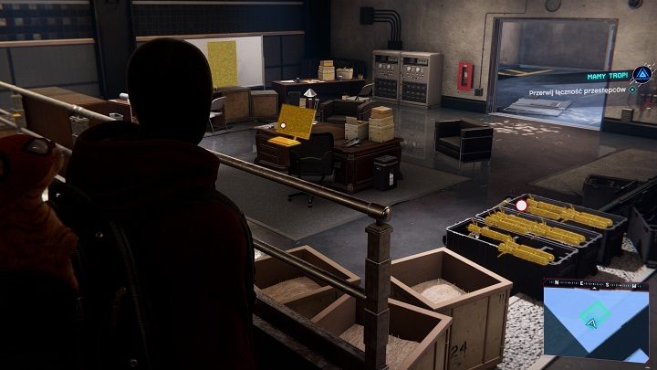 Wciśnij R3 i zbadaj wszystkie podświetlone przedmioty, na końcu podejdź do komputera i wciśnij trójkąt - Spider-Man Miles Morales: Mamy trop! - solucja, opis przejścia - Spider-Man Miles Morales - poradnik, solucja