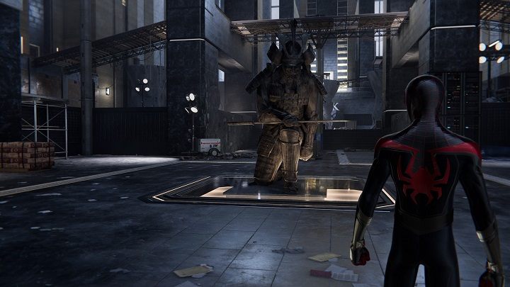 Gdy oczyścisz już pomieszczenie podejdź do pomnika i przesuń go, pod spodem znajdziesz ukryte przejście - Spider-Man Miles Morales: Potajemnie w Undergroundzie - solucja, opis przejścia - Spider-Man Miles Morales - poradnik, solucja