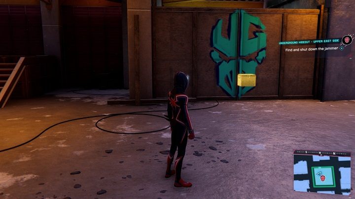 Skrytka Undergroundu znajduje się za ścianą z logiem Undergroundu, zbliż się do niej i rozwal przy pomocy L1+kwadrat - Spider-Man Miles Morales: Kryjówki Undergroundu - wszystkie lokacje, lista - Spider-Man Miles Morales - poradnik, solucja