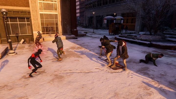 W Midtown udaj się w wyznaczone miejsce i pokonaj gang złodziei, którzy próbują obrabować mężczyznę - Spider-Man Miles Morales: Przestępstwa z aplikacji MSMZS - solucja, lista - Spider-Man Miles Morales - poradnik, solucja