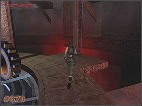 Wróć po obu drabinach na czarną półkę i po łańcuchu na mniejszą okrągłą kładkę - [Misja 20] Hall of Seasons - użycie kryształów, podziemna machina i czerwony duch (cz.1) - Tomb Raider: The Angel of Darkness - poradnik do gry