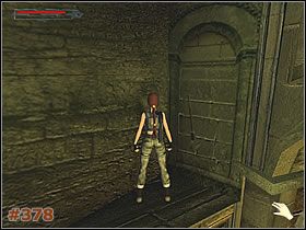 Po prawej stronie będziesz miał zamknięte wrota - wbiegnij na balkon z lewej - [Misja 20] Hall of Seasons - użycie kryształów, podziemna machina i czerwony duch (cz.1) - Tomb Raider: The Angel of Darkness - poradnik do gry