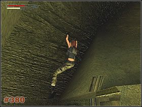 Wróć po ścianie w okolice zniszczonej podłogi i omijając szkielety, wróć za otwarte wrota - [Misja 20] Hall of Seasons - użycie kryształów, podziemna machina i czerwony duch (cz.1) - Tomb Raider: The Angel of Darkness - poradnik do gry