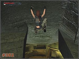 Lara zacznie się wspinać coraz wyżej, aż w końcu zawiśnie na rękach - [Misja 20] Hall of Seasons - użycie kryształów, podziemna machina i czerwony duch (cz.1) - Tomb Raider: The Angel of Darkness - poradnik do gry