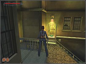 Możesz wspiąć się na zielony śmietnik w rogu (podejdź do niego, Lara sama wskoczy na górę) i z niego podskoczyć na wyższą półkę [#3] (podejść do końca powoli - naciskasz Shift, po czym podskocz - Alt i chwyć się półki - Control) - [Misja 01] Parisian Back Streets | Tomb Raider The Angel of Darkness - Tomb Raider: The Angel of Darkness - poradnik do gry