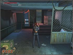 Na pudłach z lewej, pod ścianą znajdziesz Wytrawne Wino - [Misja 06] Serpent Rogue (cz.1) | Tomb Raider The Angel of Darkness - Tomb Raider: The Angel of Darkness - poradnik do gry