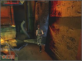Nie schodź po znajdującej się tu drabince w dół, tylko zeskocz tak, by przeskoczyć płonący w dole ogień - [Misja 11] Louvre Strom Drains (cz.2) | Tomb Raider The Angel of Darkness - Tomb Raider: The Angel of Darkness - poradnik do gry