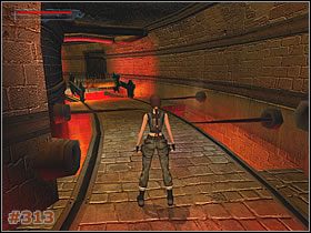 Gdy przeskoczysz drugi z kolei dół, stań przy krawędzi i zawiśnij na niej na rękach [#312 ] , by przeczekać, aż śmiertelna machina Cię ominie - [Misja 15] Hall of Seasons - przejścia do czterech sal i okrągła sala (cz.2) - Tomb Raider: The Angel of Darkness - poradnik do gry