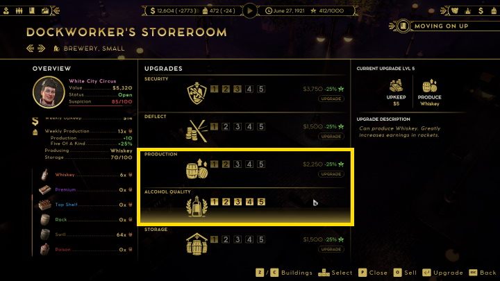 Pamiętaj jednak, że po dokonaniu ulepszenia musisz ręcznie zmienić typ produkowanego trunku - w tym celu kliknij w pierwszej zakładce panelu alkohole na ikonkę napoju wyskokowego - Empire of Sin: Alkohole - produkcja, dystrybucja - Empire of Sin - poradnik do gry