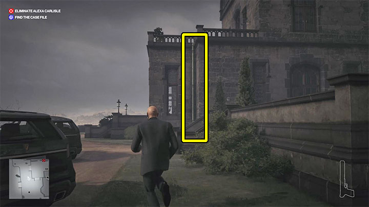 Mniej oczywisty sposób to wspięcie się po rynnie zaznaczonej na powyższym obrazku - Hitman 3: Sekretne pokoje - jak otwierać? Dartmoor, solucja - Hitman 3 - poradnik, solucja